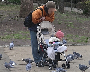 鳩と戯れる親子